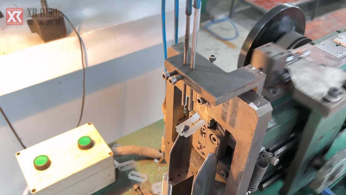 the cutting process of manufacturing double edge blade