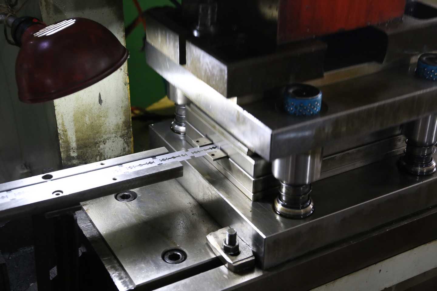 Press process of stainless stripe steel