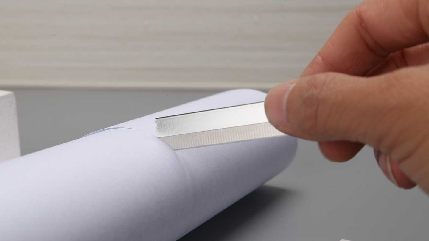 The blade covered by protective safety guard, and use frosted design for non-slip.