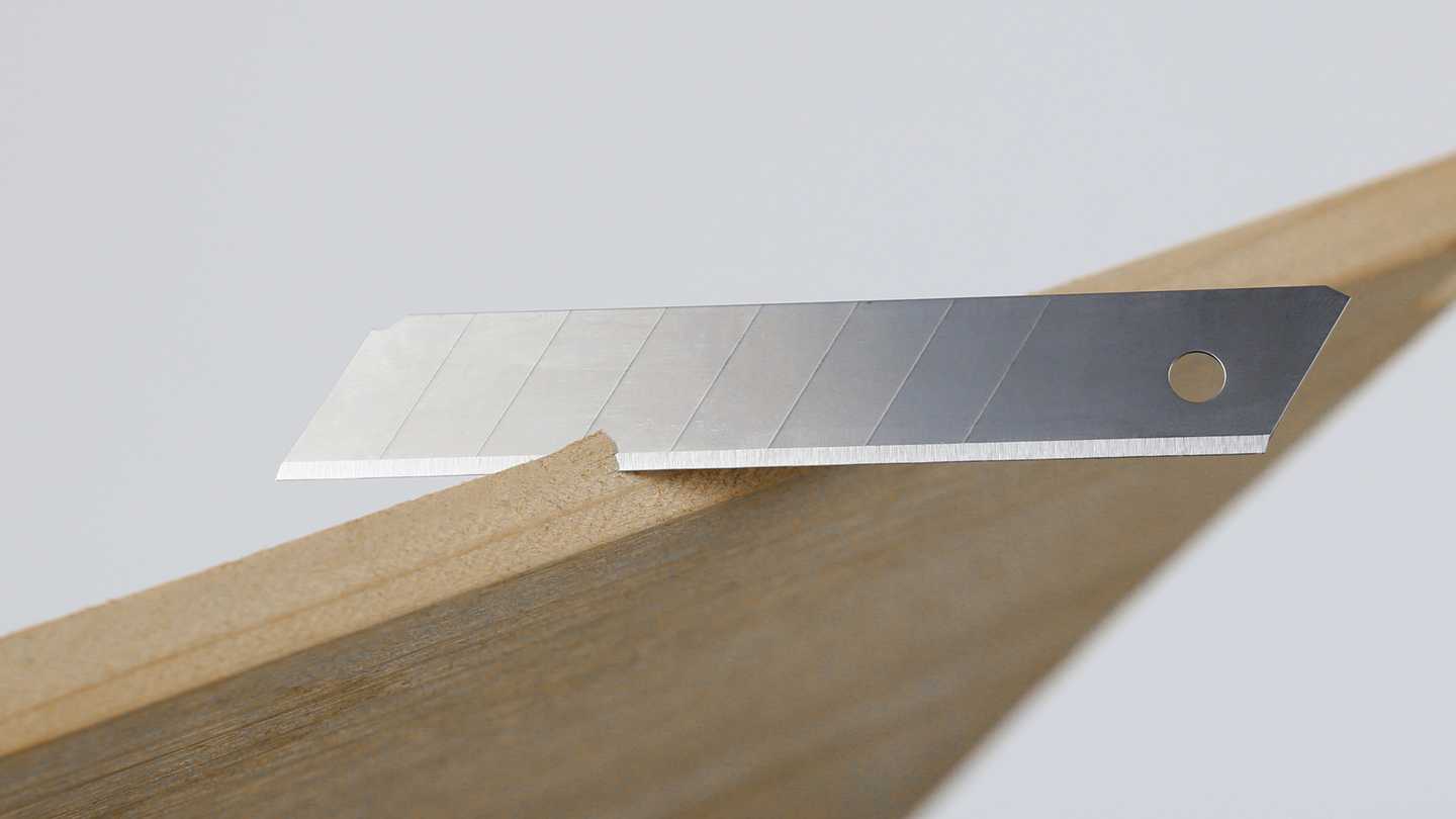 Blade is perfect for cutting through packaging, shrink-wrap, vinyl, window film, wallpaper and more.