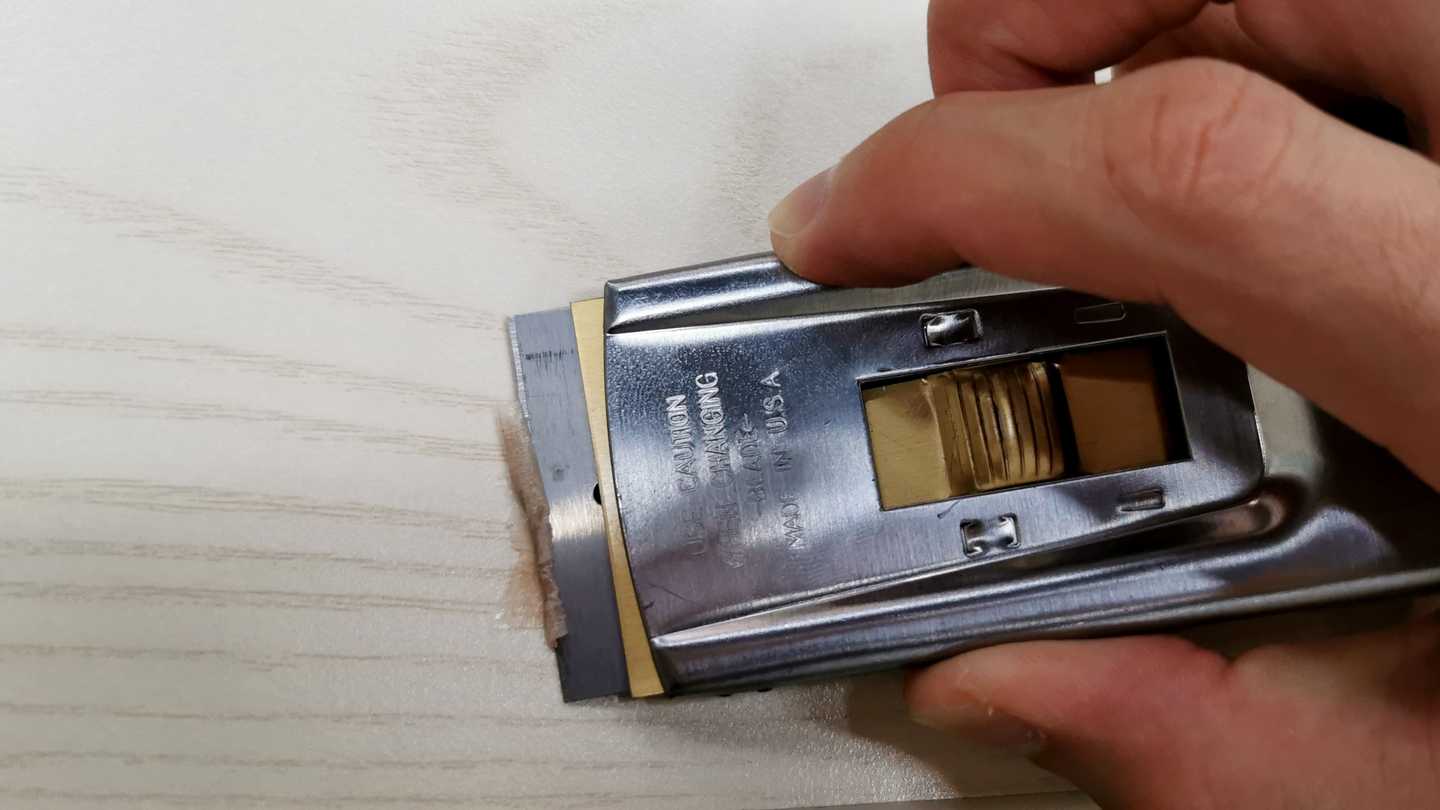 Scrape things stick in wood.