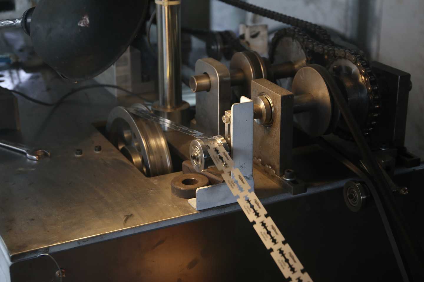 Oil logo printing for double edge razors