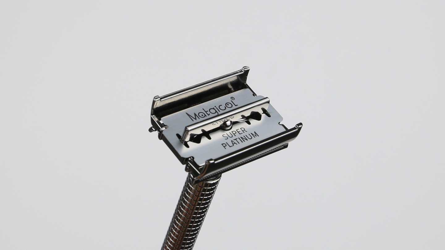 "Twist Open" technology makes changing blades easy.