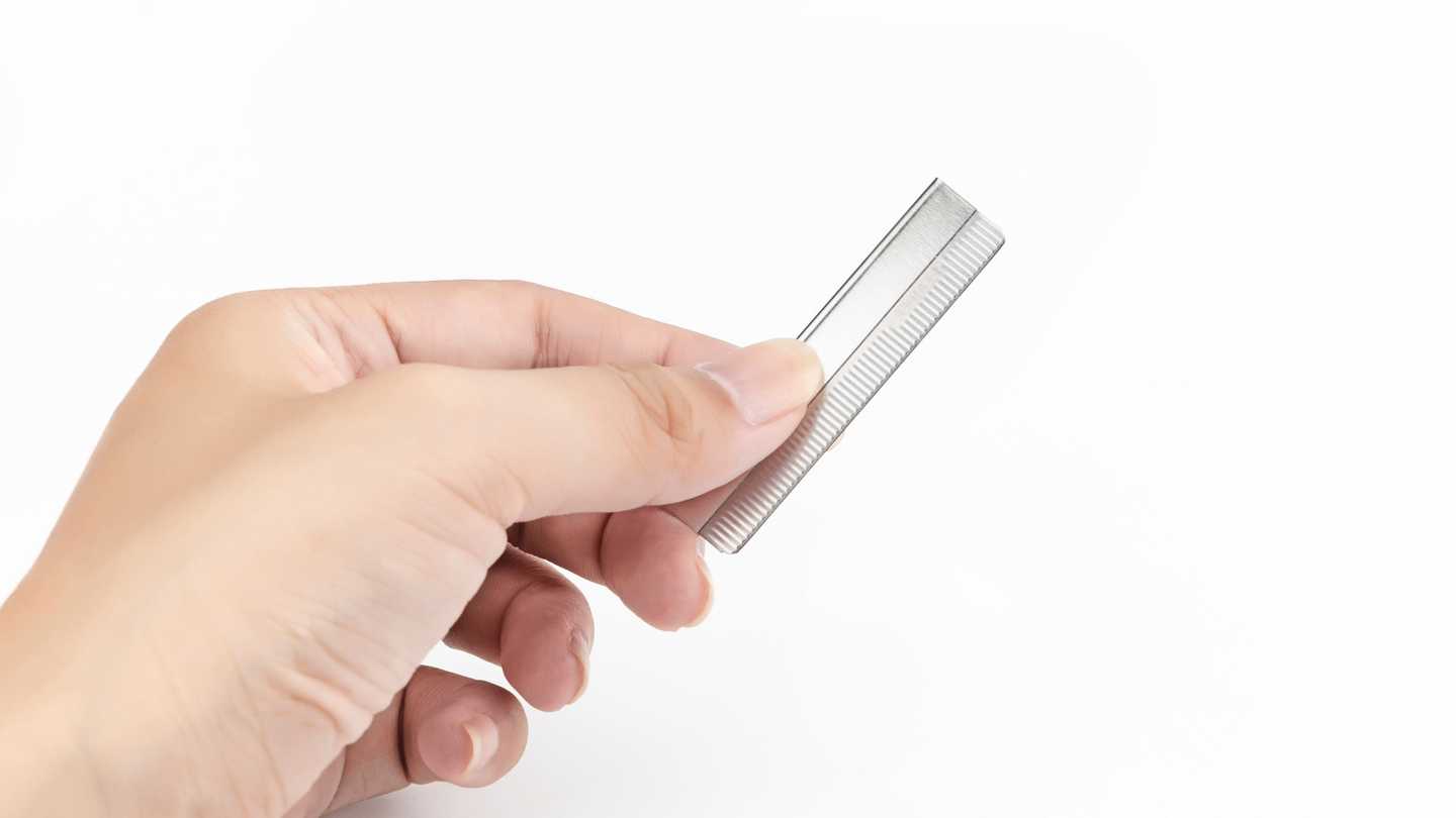 The blade covered by protective safety guard, and use frosted design for non-slip.