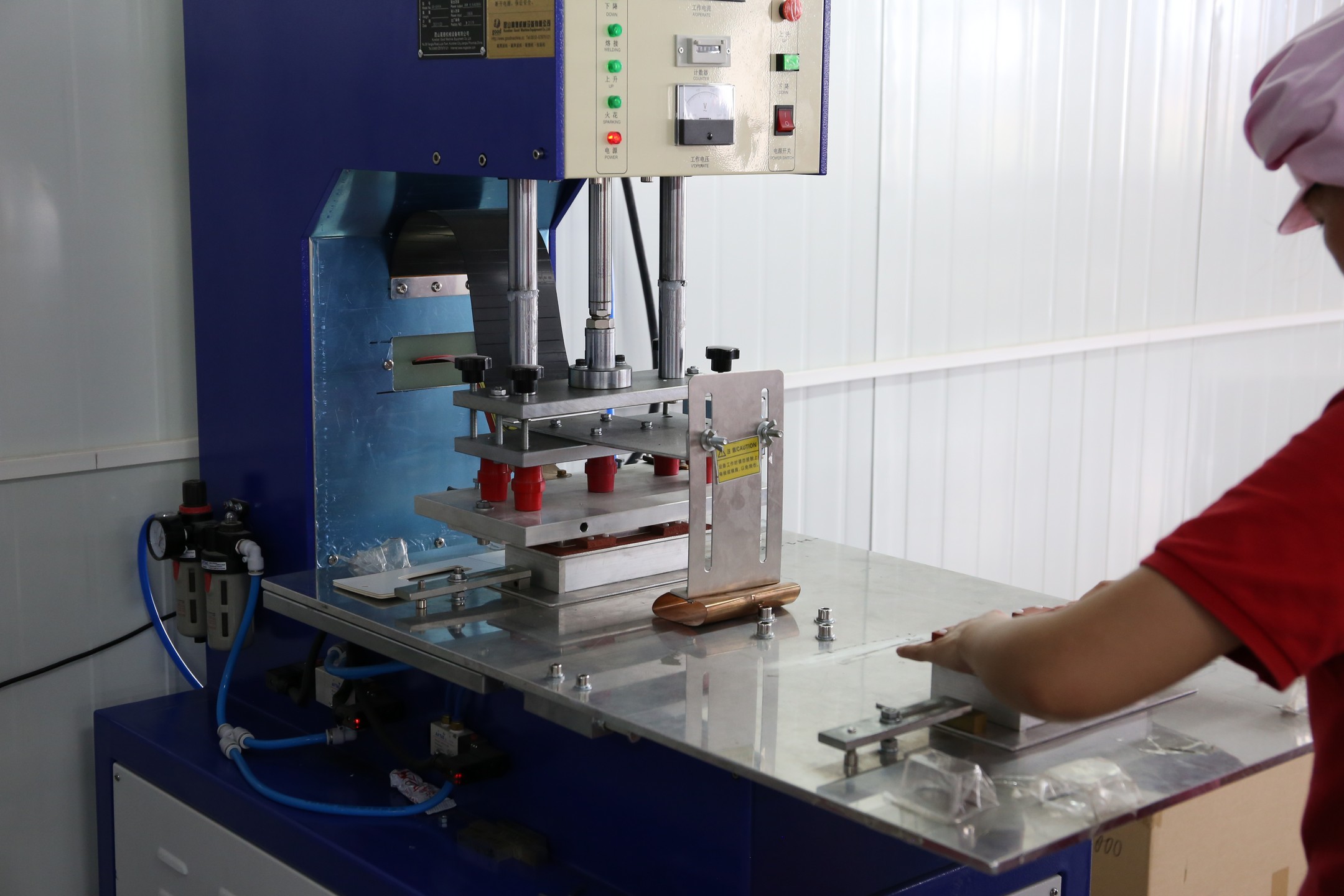 Automatic package machine use in eyebrow trimmer prodution