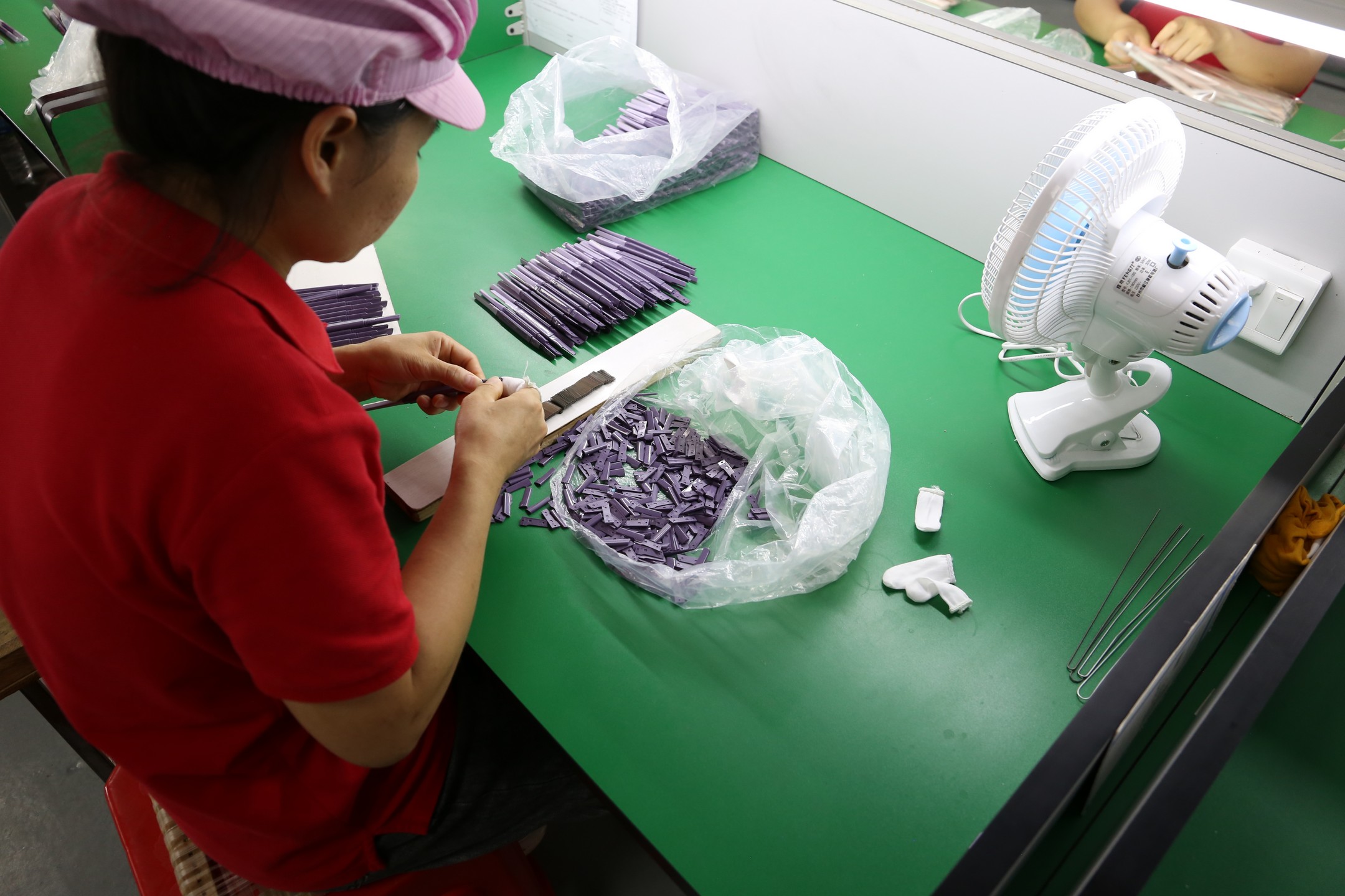 eyebrow trimmer razor assembling by xirui's workers