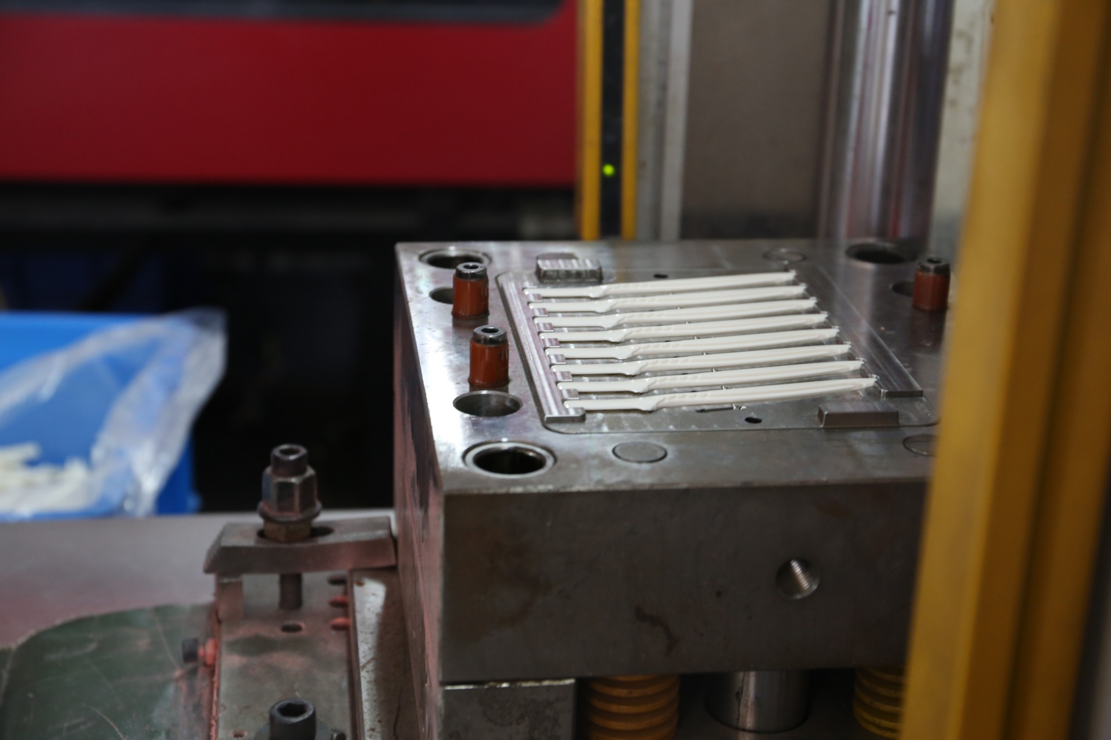 Model injection process in eyebrow trimmer production
line